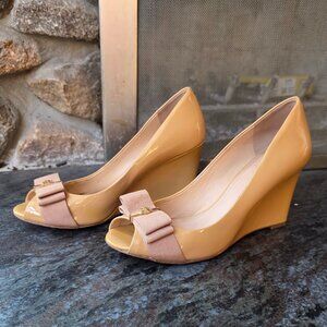 Tory Burch Trudy Beige Patent Leather Bow Wedges Size 8M